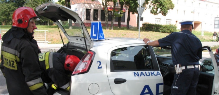 Kolizja na rondzie z udziałem nauki jazdy. Kierowca poszkodowany