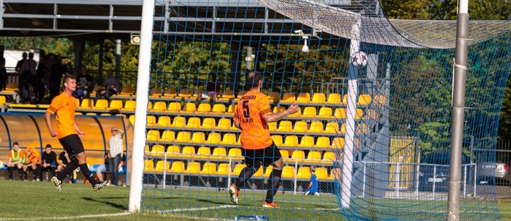 Piłka w siatce i wynik 1:0 dla Olimpijczyków 