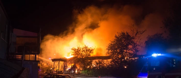 Pożar na Modrzewinie. Straż pożarna całą noc walczyła z ogniem
