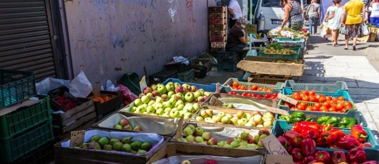 Na Targowisku Miejskim sprzedają towary z marketów