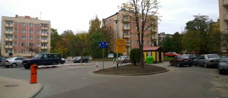 Szlabany uniemożliwiły parkowanie samochodów mieszkańcom