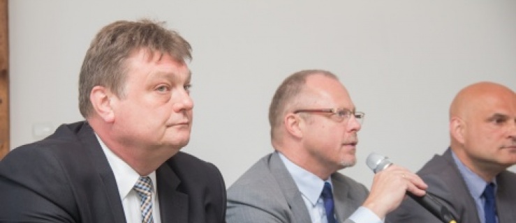 Marszałek Jacek Protas oraz członek zarządu województwa Witold Wróblewski.  