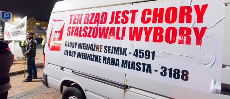 Ostatni protest mieszkańców, mających wątpliwości m.in. z powodu znacznej liczby nieważnych głosów. 