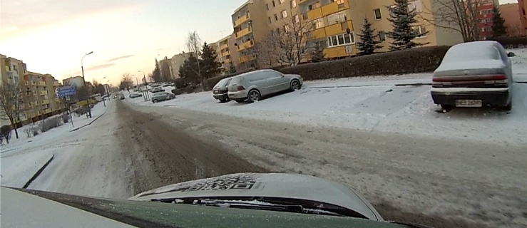 Zima w pełni. Dzieci skaczą z radości, dorośli ze złości