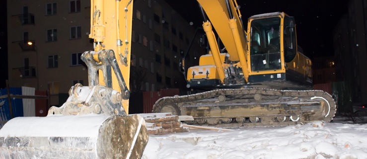 Na plac budowy przy ul. Winnej wjechał ciężki sprzęt. Zobacz zdjęcia