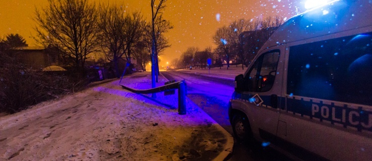 Kierował skodą bez uprawnień. Wjechał w latarnię