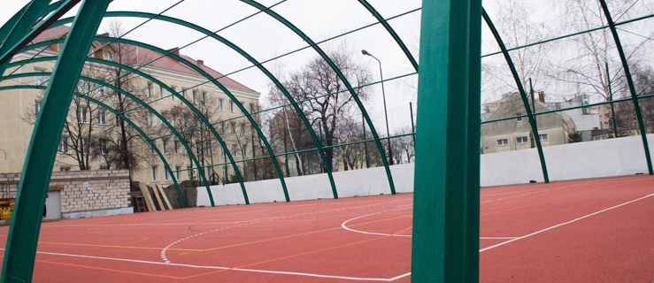 Zadaszenie boiska przy ZSO nr 2 nabiera kształtów. Zobacz zdjęcia