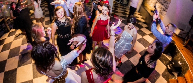 Zobacz krótkie filmiki studniówkowe z II LO, ZSEiO oraz ZSTI