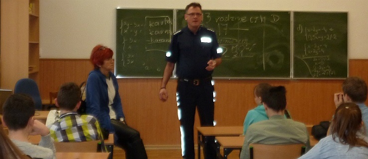 Policjanci w szkołach rozmawiają na temat uzależnień