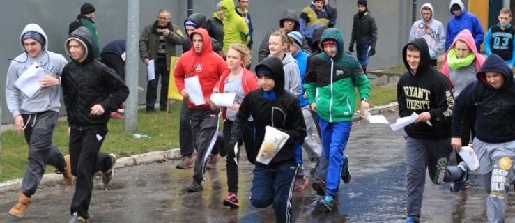 Z mapami wokół stadionu biegali sami twardziele