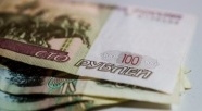 Kurs rubla spada i bije kolejne rekordy. Kto się cieszy, kto smuci?