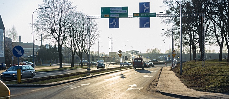 Dwa pasy na rondzie, ale tylko jeden dla samochodów. Dlaczego?