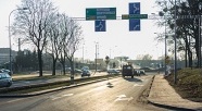 Dwa pasy na rondzie, ale tylko jeden dla samochodów. Dlaczego?