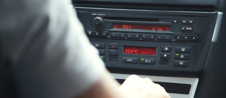 Włamał się do auta, zabrał radio i... zakupy. Grozi mu 10 lat więzienia