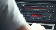 Włamał się do auta, zabrał radio i... zakupy. Grozi mu 10 lat więzienia