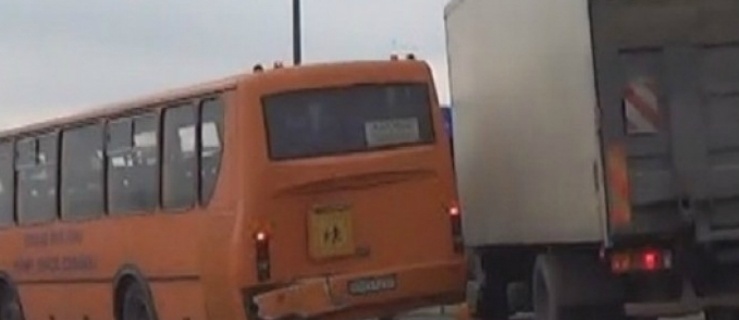 Ciężarówka uderzyła w szkolnego gimbusa na S7
