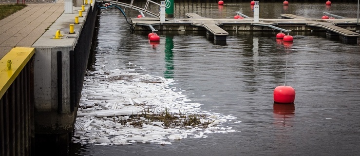 Daj znać: elbląski port tonie w styropianie 