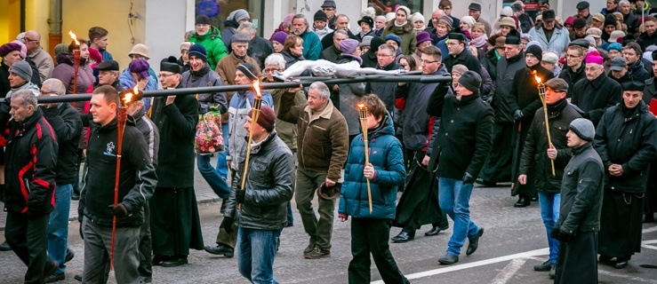 Elblążanie już po raz kolejny nieśli krzyż ulicami miasta