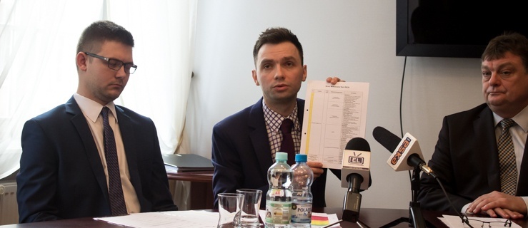 Przedstawiciele Elbląskiej Izby Gospodarczej prezentują listę wymagań pracodawców, wyrażających chęć przyjęcia stażystów