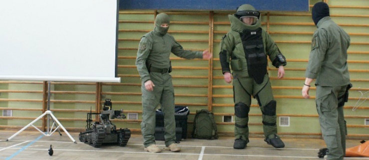 Terroryzm to zagrożenie XXI wieku. Jak się zachować podczas ataku?