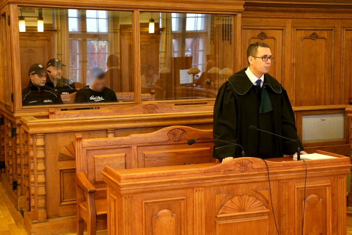 18-latek zabił nożem dwie osoby nożem. Ruszył proces przed elbląskim sądem
