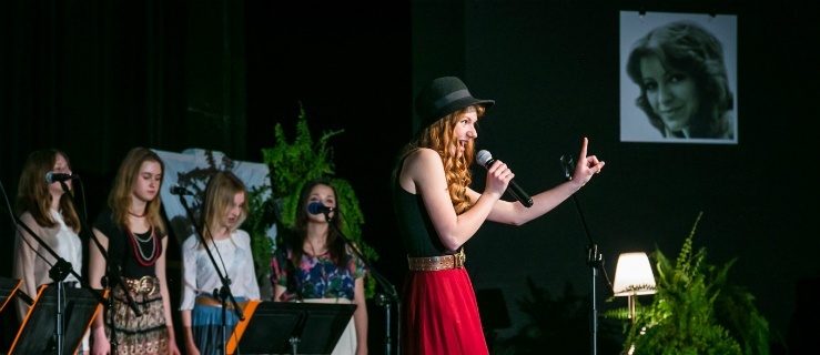 Zuzanna Sobocińska śpiewa piosenkę 