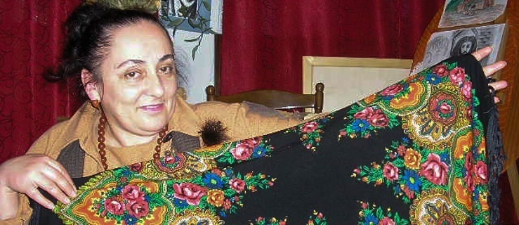 Iza Stankiewicz prezentuje chustę odziedziczoną po babci Oldze