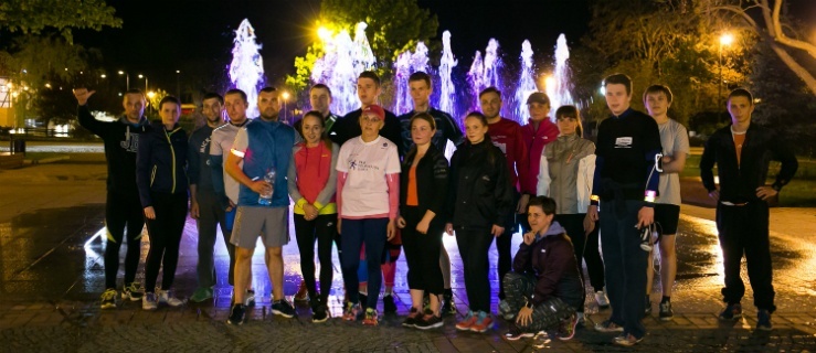 Katarzyna Bukowska (druga od lewej) razem z uczestnikami wczorajszego nocnego biegu