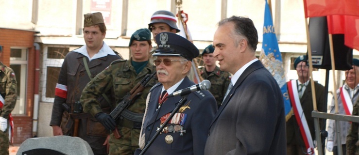 Jerzy Julian Szewczyński podczas obchodów 69. rocznicy Powstania Warszawskiego. Na zdjęciu obok Marka Pruszaka