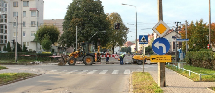 Tak 2 lata temu wyglądało skrzyżowanie ul. Robotniczej z Obrońców Pokoju. Czy remont pomógł? Gdyby tak było, radni nie przedstawialiby swoich interpelacji, dotyczących tego miejsca