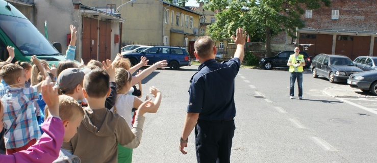 Każdy chciał być kiedyś policjantem. Trzecioklasiści odwiedzili komendę