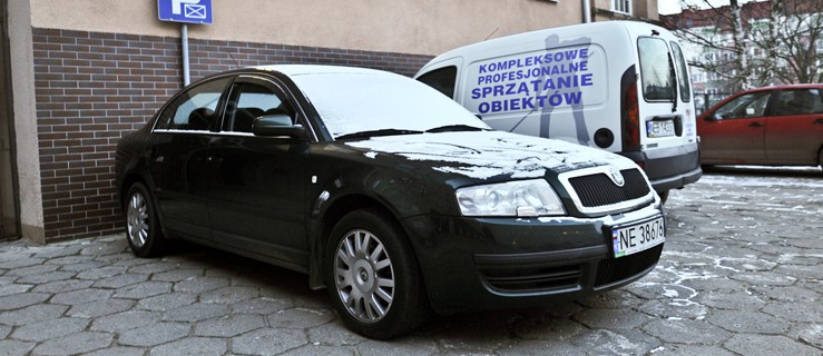 Prezydencka Skoda Superb czeka na parkingu Urzędu Miejskiego na nowego nabywcę
