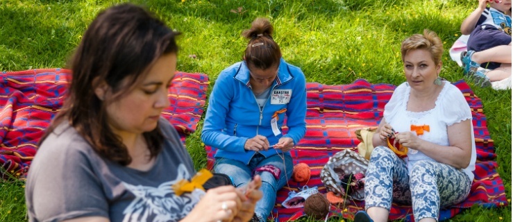 Czytali i dziergali koc. Pokazali, że obie pasje można połączyć (zdjęcia)