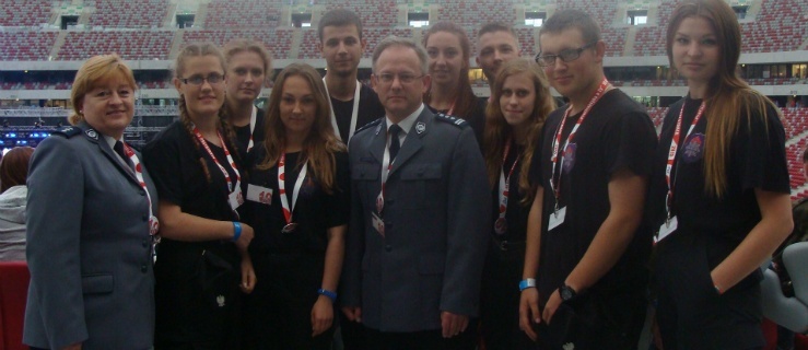 Grupa  uczniów z klas mundurowych z Zespołu Szkół Technicznych wraz z opiekunami uczestniczyła w wielkiej Gali Finałowej z okazji X-Lecia Przystanku Pat.