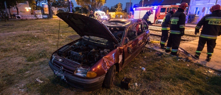 21-letni kierowca pijany i bez uprawnień dachował na Browarnej