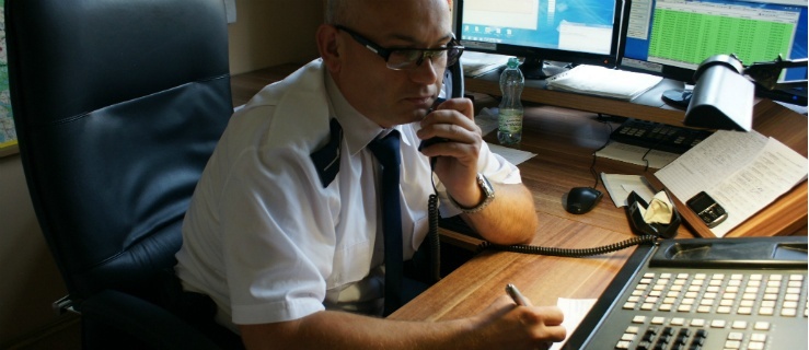 mł. asp. Roman Ryński w trakcie pełnienia służby dyzurnego KMP w Elblągu