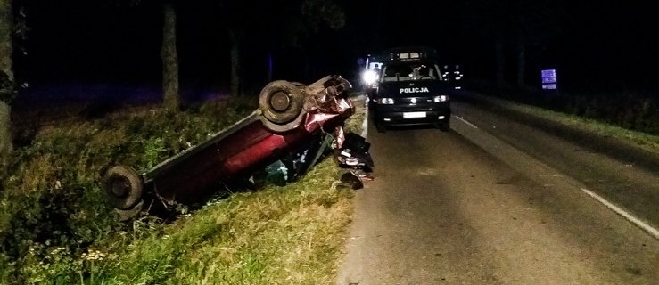 Pijany 24-latek bez uprawnień uderzył w motorower i dachował