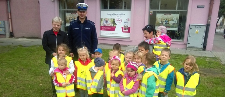 Bezpieczeństwo na drodze – spotkanie policjanta z przedszkolakami