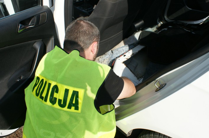 2 tysiące paczek papierosów bez akcyzy w passacie