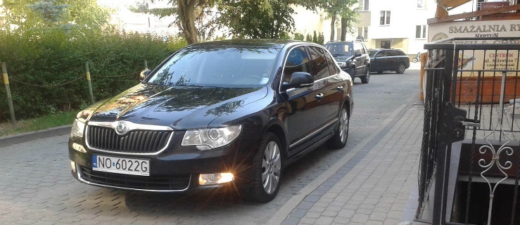 Samochód służbowy wicemarszałka Jacka Protasa pod jego mieszkaniem w Lidzbarku Warmińskim