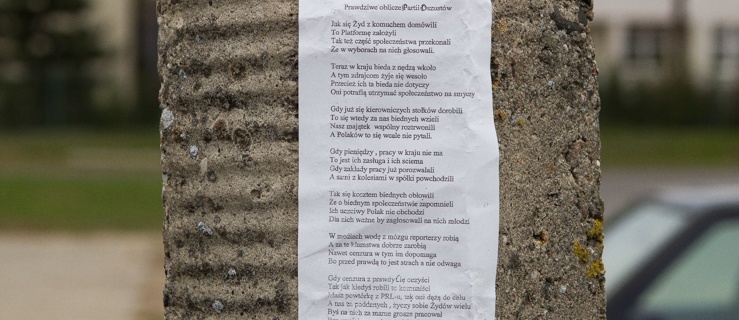 Wierszyki, wycinki z gazet atakujące PO – kto je rozwiesza?