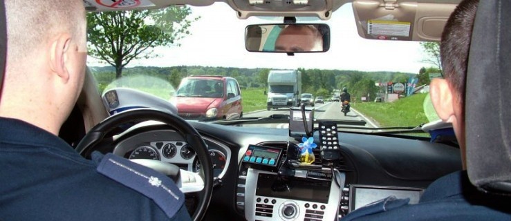 Policjanci uratowali mężczyznę leżącego w ciemności na drodze