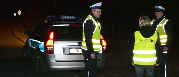 Policjanci przypominają pieszym o odblaskach