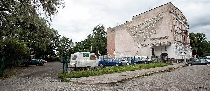 Działka pod wielopoziomowy parking wciąż za droga dla inwestorów