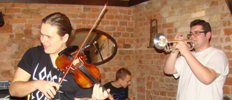  Tomasz Chyła - skrzypce, Sławek Koryzno - perkusja i Emil Miszk - trąbka.