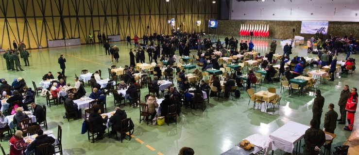 149 osób z Mariupola wylądowało w Malborku. Szydło: witamy w Ojczyźnie
