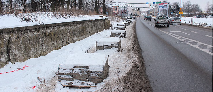 Stosy płyt chodnikowych blokują ruch pieszych na Browarnej