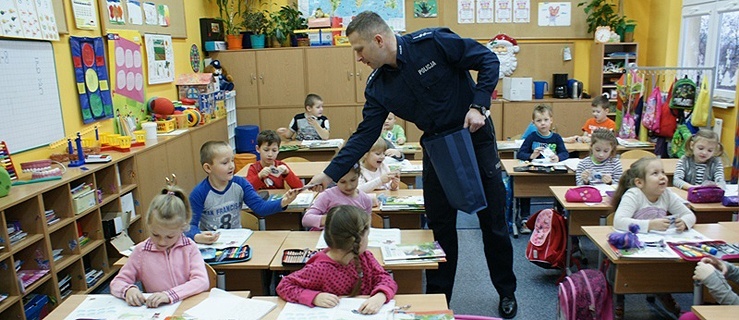 Żeby wszystkie dzieci były widoczne na drodze. Trwa akcja rozdawania odblasków dla pierwszaków