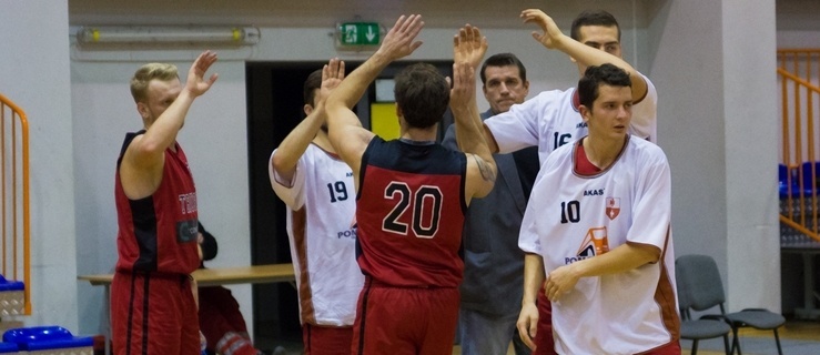 Na pierwszym planie Piotr Prokurat - zdobywca 25 punktów w meczu z Pogonią