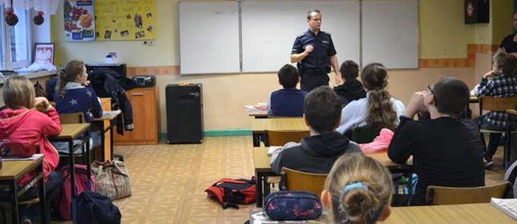 Policjant rozmawiał z młodzieżą o odpowiedzialności za zabronione czyny